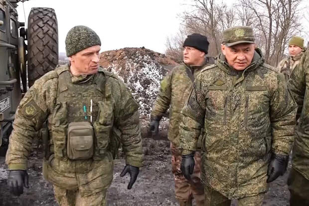 Сергей Шойгу объехал позиционные районы воинских частей, проверил условия размещения и обогрева личного состава, пункты приготовления и приема пищи