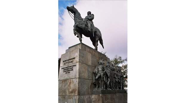 Памятник Михаилу Кутузову в Москве
