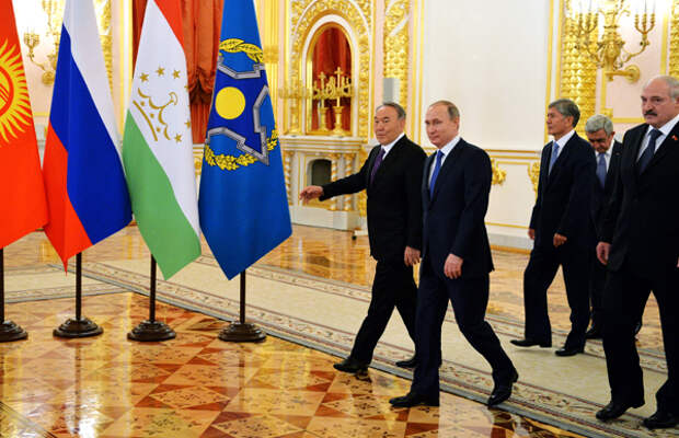 Нурсултан Назарбаев, Владимир Путин, Алмазбек Атамбаев, Серж Саргсян и Александр Лукашенко (слева направо) перед началом заседания очередной сессии Совета коллективной безопасности Организации Договора о коллективной безопасности (ОДКБ) в широком составе в Кремле