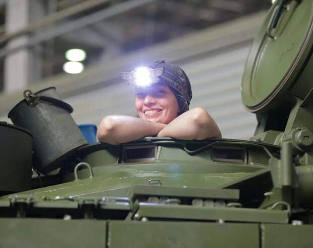 «Трудимся, чтобы ребята скорее вернулись домой». О «неженских» профессиях танкостроения