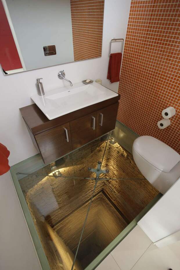 40. Ванная комната, расположенная над шахтой 15-этажного лифта. дизайн, дом, идея, креатив