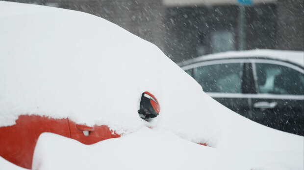 Колеса, зеркала, выхлопная труба: как правильно откапывать машину из-под снега