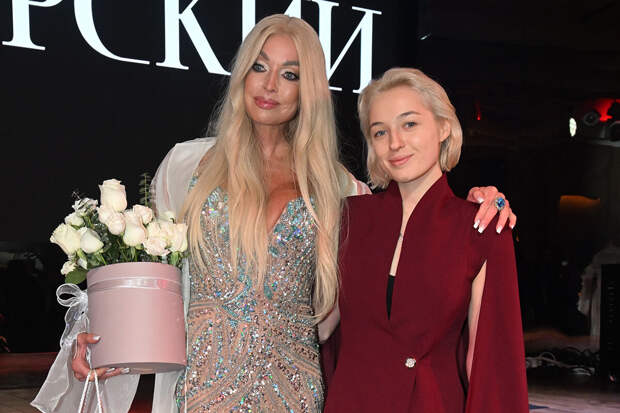 Балерина Анастасия Волочкова назвала дочь и мать чужими для нее людьми