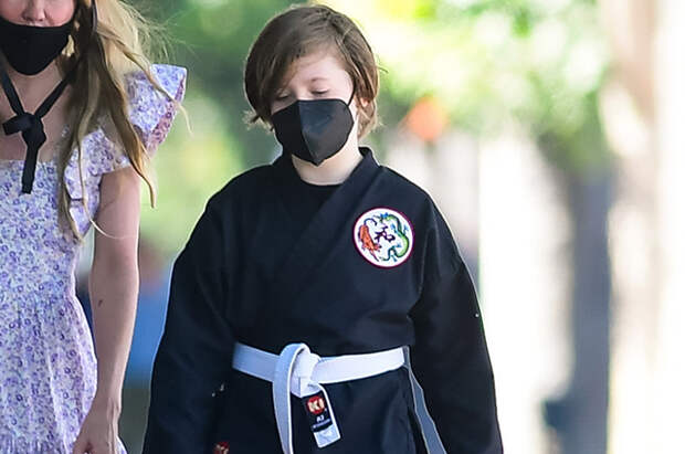 Повзрослевшего сына Анджелины Джоли и Брэда Питта Нокса засняли по дороге на занятия карате