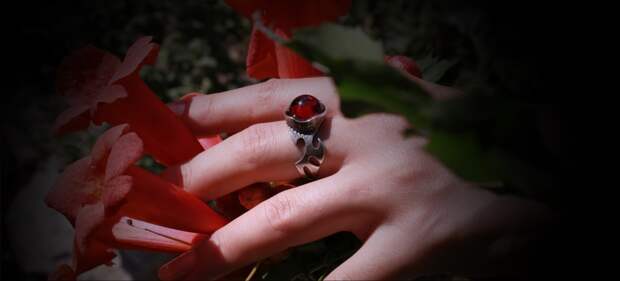 женские красивые подарки оригинальные кольца с красным камнем