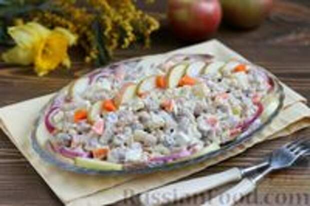 Фото к рецепту: Салат с селёдкой, фасолью, яблоком и грушей