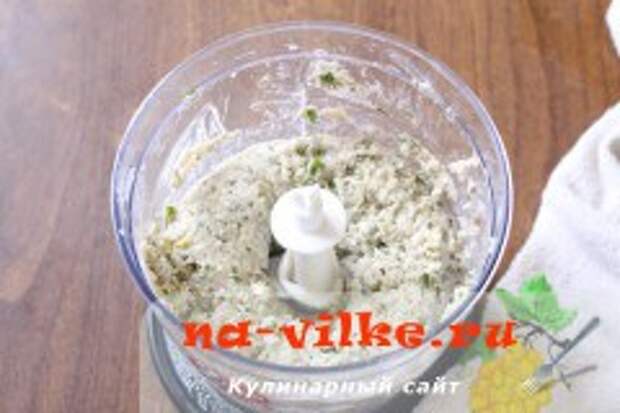 Фаршированные творогом и зеленью шампиньоны