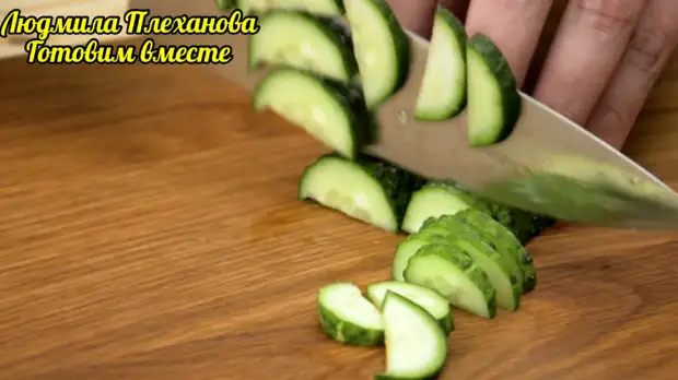 Такой салат частый гость на нашем обеденном столе - много овощей, специи, что может быть вкуснее и полезнее ( без майонеза)