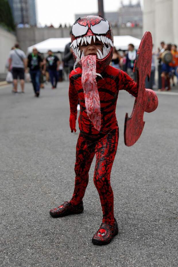 Яркие костюмы посетители New York Comic Con 2018