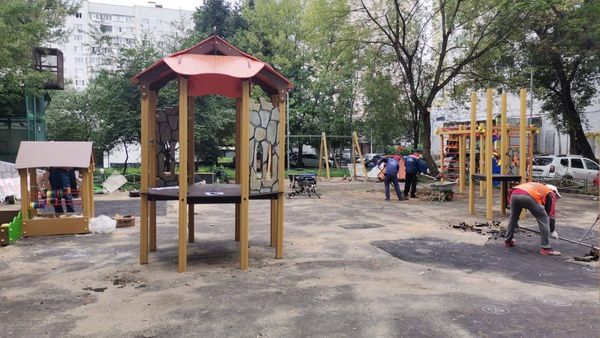 Строительство детской площадки на Алтуфьевском завершат к сентябрю