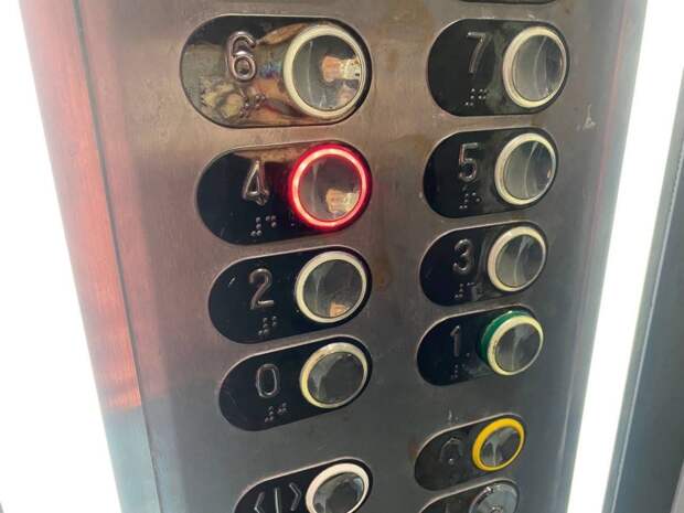 Тусклый свет вызвал тревогу у пассажиров лифта в доме на Судакова