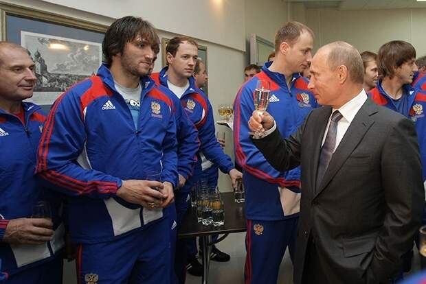На поклон: о чем российские и мировые звезды просили Путина