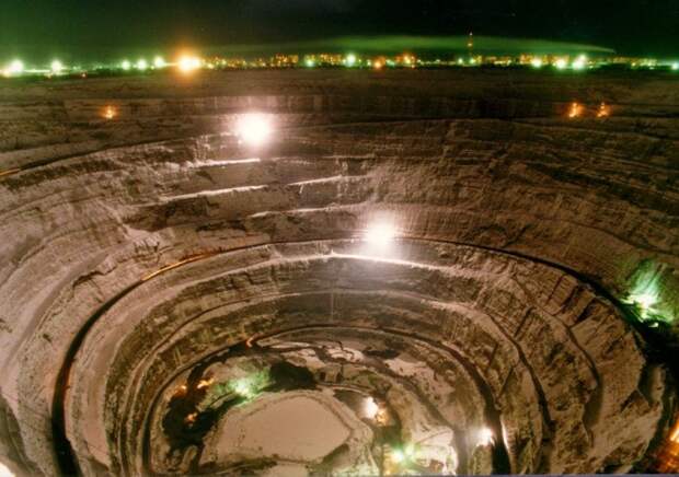 Кимберлитовая трубка Мир (Мирный, Якутия). Фото / The Mir mine in Yakutia. Photo