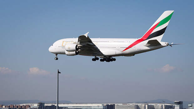 SHOT: авиакомпания Emirates не пустила россиян на рейс из Мале в Дубай