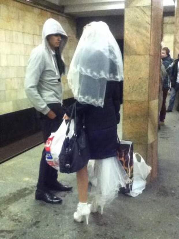 В ЗАГС на лимузине? Этим уже никого не удивишь. Метро - это необычно В ЗАГС на лимузине? Этим уже никого не удивишь. Метро - это необычно прикол, экономия, юмор
