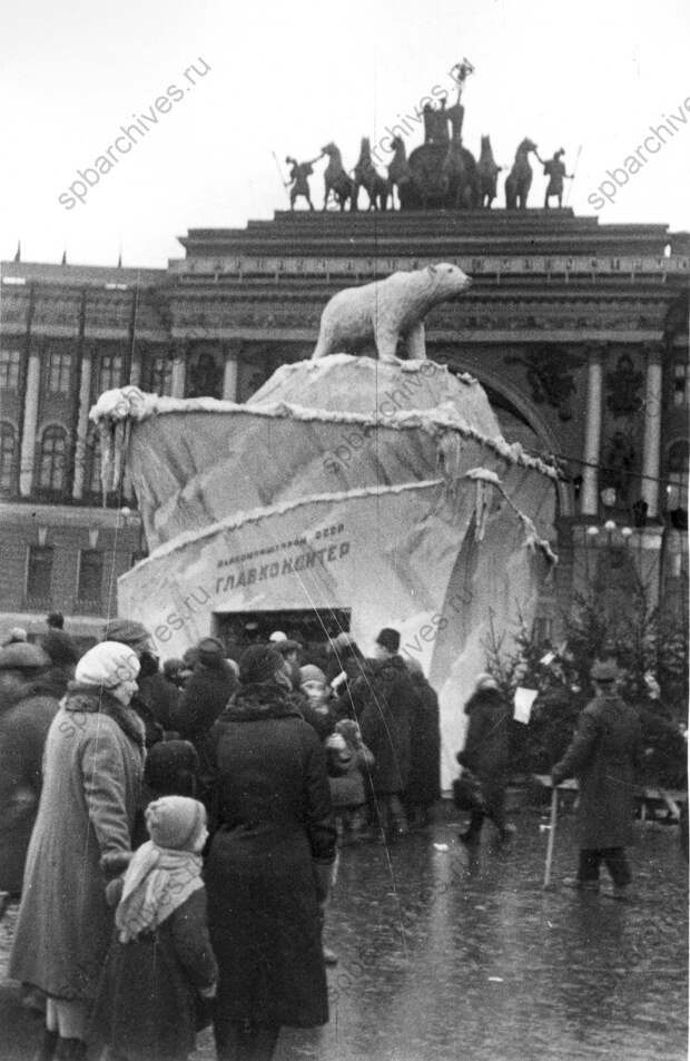 1937. Киоск «Главкондитера» На новогоднем базаре на площади Урицкого. Январь 1937. Киоск «Главкондитера» На новогоднем базаре на площади Урицкого. Январь