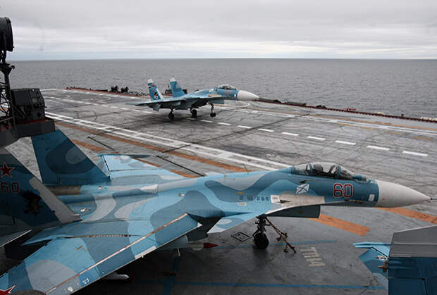 Истребители Су-33 на борту тяжелого авианесущего крейсера «Адмирал Кузнецов»