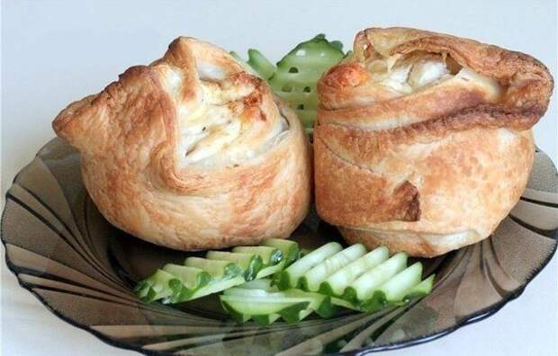 Слоеные пирожки с курицей и сыром