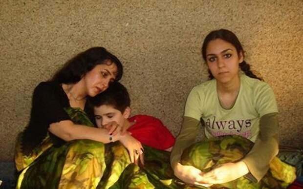 Захра Камалфар Как и Мехран Карими Насери, Захра Камалфар была противницей существующего политического режима в Иране, за что и подверглась аресту в 2004 году. Захре, матери двоих детей — сына Давуда и дочери Аной — удалось бежать из тюрьмы и добраться из Ирана в Германию. Но по прибытии ее ждал жесткой удар: во Франкфурте немецкое правительство отказало семье в политическом убежище, и поскольку они добирались в Германию через Москву, их депортировали обратно в Россию. Но так как и российское правительство тоже отказалось приютить беженцев, Захре и ее детям пришлось провести 13 месяцев в депортационном центре при аэропорте «Шереметьево» и еще 10 месяцев в транзитной зоне самого аэропорта. В 2006 году власти предприняли попытку депортировать семью Камалфар в Иран, но эта затея провалилась, когда Захра и Ана попытались покончить с собой. Позже Управление Верховного комиссара ООН по делам беженцев предоставило злополучной семье статус беженцев, и уже в марте 2007 года Захра получила вид на жительство в Ванкувере, Канада, куда и была отправлена авиарейсом из Москвы.
