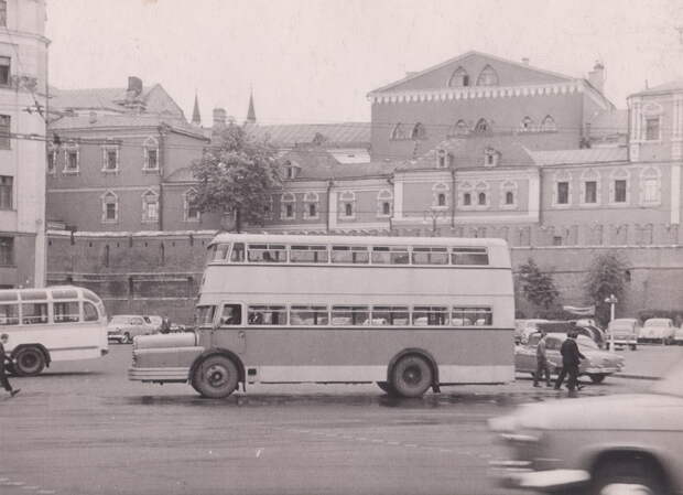 1960-64 Двухэтажный автобус Do 56  на улице города.jpg
