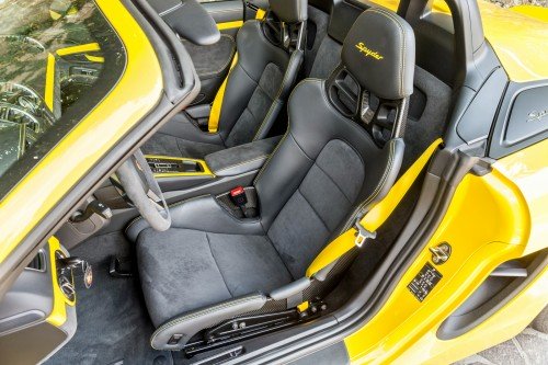 Ковши» – как на 918 Spyder с пакетом Weissach. Регулировки возможны лишь по длине и высоте, но посадка безупречна.