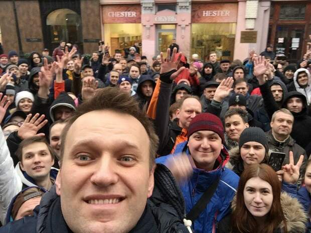 Американец, увидев митинг Навального, задал мне вопрос - "чего ещё требуют эти весёлые обеспеченные люди!?"