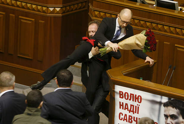 11 декабря депутат Рады Олег Барна попытался вынести Яценюка из зала заседаний