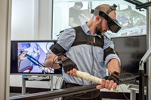 Технологию Virtual Manufacturing Ergonomics впервые задействовали в работе над вседорожником Land Rover Freelander второго поколения, который встал на конвейер в далеком 2006 году.