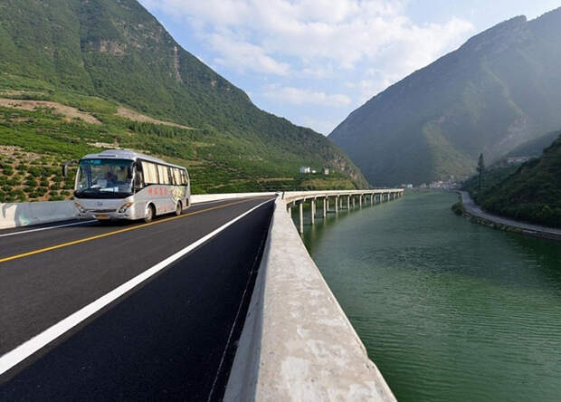 Новая достопримечательность Китая — уникальный мост вдоль реки