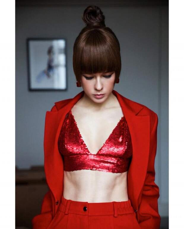 Екатерина Шпица в красном костюме