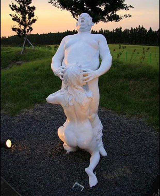 Провокационные скульптуры в парке Jeju Loveland.