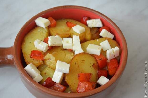 жареный картофель с перцем, брынзой и маслинами жареный картофель с перцем, брынзой и маслинами