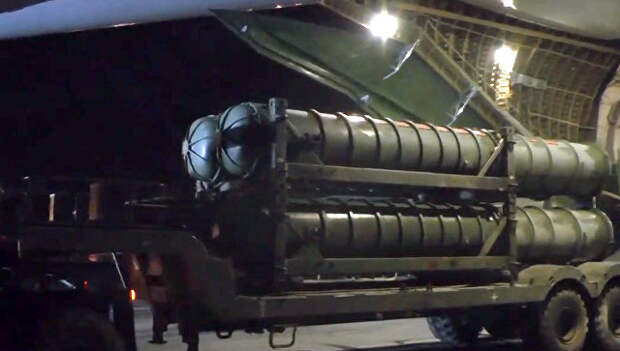 Выгрузка зенитно-ракетных комплексов С-300 в Сирии. Архивное фото