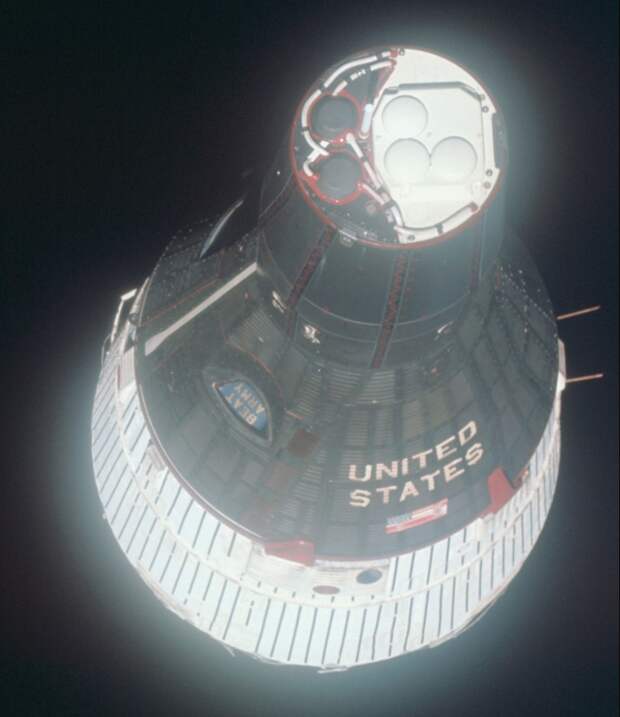 1965. «Крупный план» космического корабля «Джемини-6A» (англ. Gemini), сделанный из космического корабля «Джемини 7» на околоземной орбите. 15 декабря