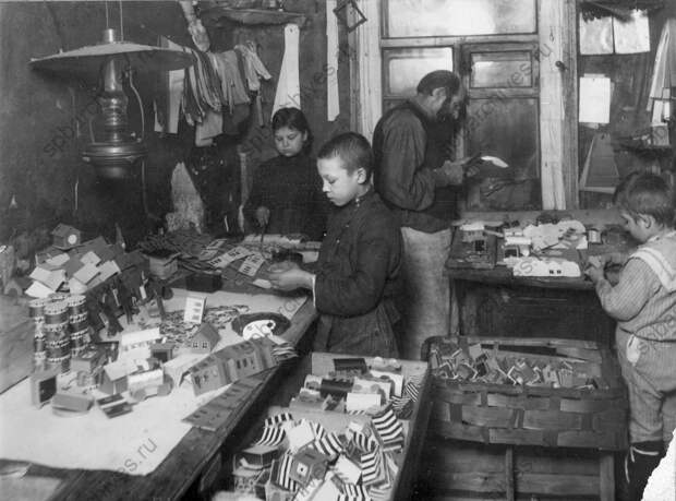 1913. Изготовление елочных украшений в мастерской по производству елочных украшений 1913. Изготовление елочных украшений в мастерской по производству елочных украшений