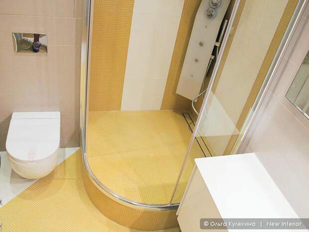 Желтая ванная комната, душевая кабинка в ванной комнате
