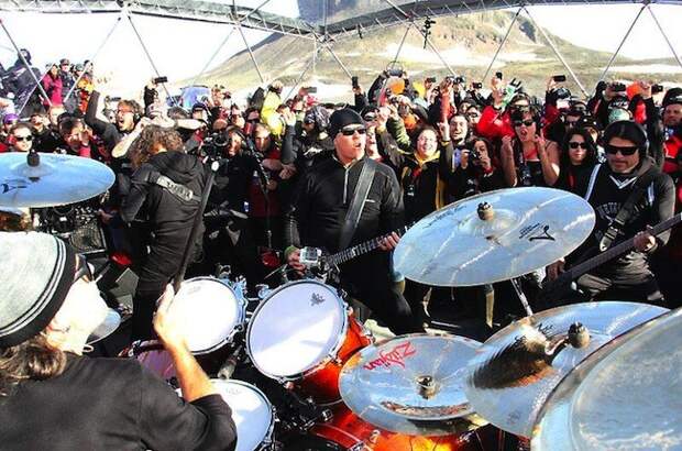 5. Культовая американская рок-группа «Металлика» (Metallica) отыграла в Антарктиде концерт под названием «Заморозьте их всех» (Freeze ‘Em All), установив рекорд: музыканты стали первым и единственным коллективом в мире, который за год сумел выступить антарктида, континенты, факты