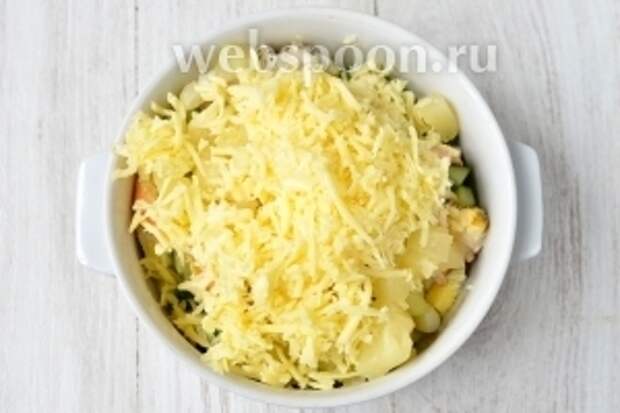 Кладём натёртый сыр на мелкой тёрке.