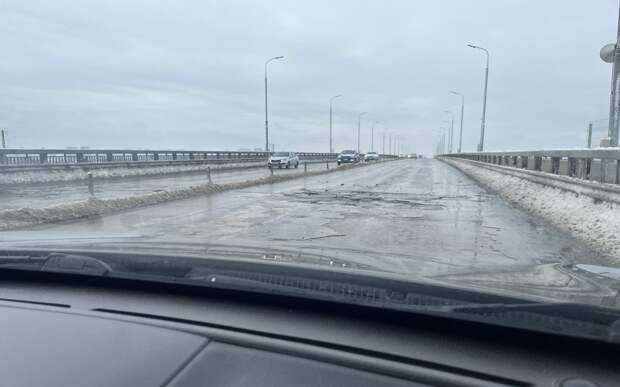 Все хуже: водители сообщают о десятках опасных ям на Солотчинском мосту