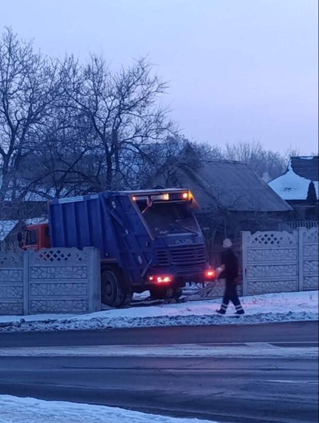 Мусоровоз пробил забор на ул. Зверькова