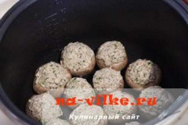 Фаршированные творогом и зеленью шампиньоны