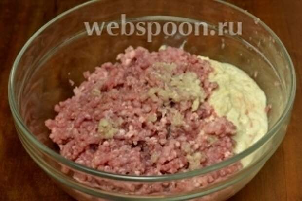 Прокручиваем через мясорубку мясо, лук, чеснок и булочку, отжатую от лишнего молока.