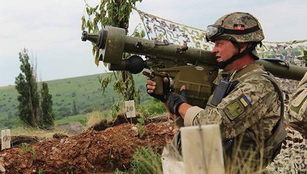 Военнослужащий армии Украины с ПЗРК Игла Военнослужащий армии Украины с ПЗРК Игла