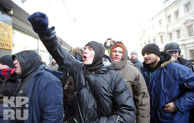 С самого утра у главного подъезда Госдумы прогуливалась традиционная православная молодежь, высматривающая своих нетрадиционных оппонентов