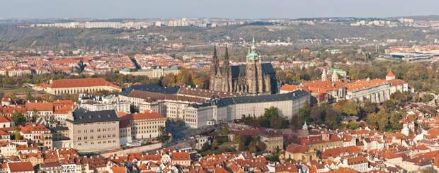 https://upload.wikimedia.org/wikipedia/commons/7/7a/Prague_panorama_at_castle.jpg