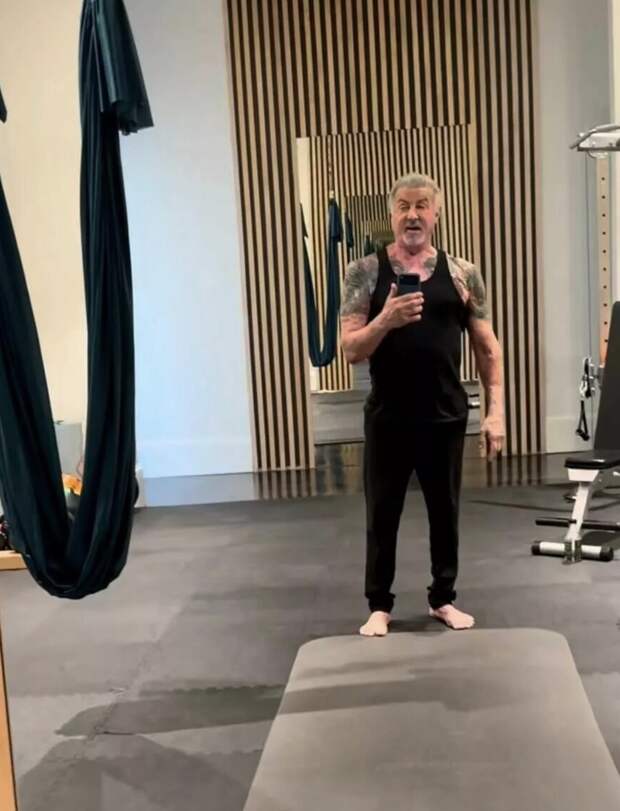 79-летний Сильвестр Сталлоне поразил фанатов свежим снимком из спортзала: «Кровь, пот и слёзы»