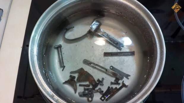 Кладем металлические изделия в раствор. /Фото: sdelaysam-svoimirukami.ru.