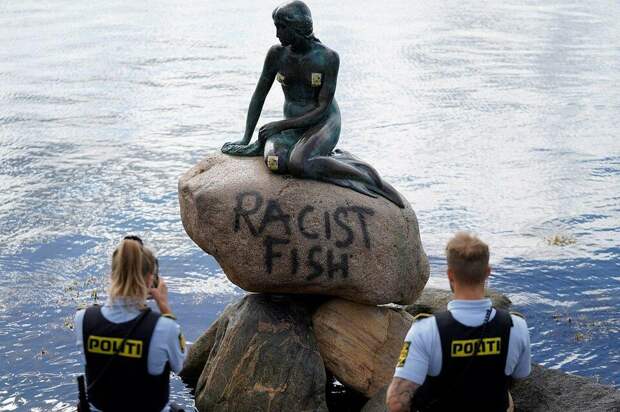 Фото агентства Рейтер.  Как можно рыбу обвинить в расизме? И нет ли в этом оскорбления меньшинств? Русалок-то мало... 