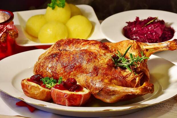 Запеченная утка с яблоками и розмарином