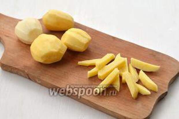 Картофель очистить и нарезать брусочками толщиной 0,7-0,8 см.